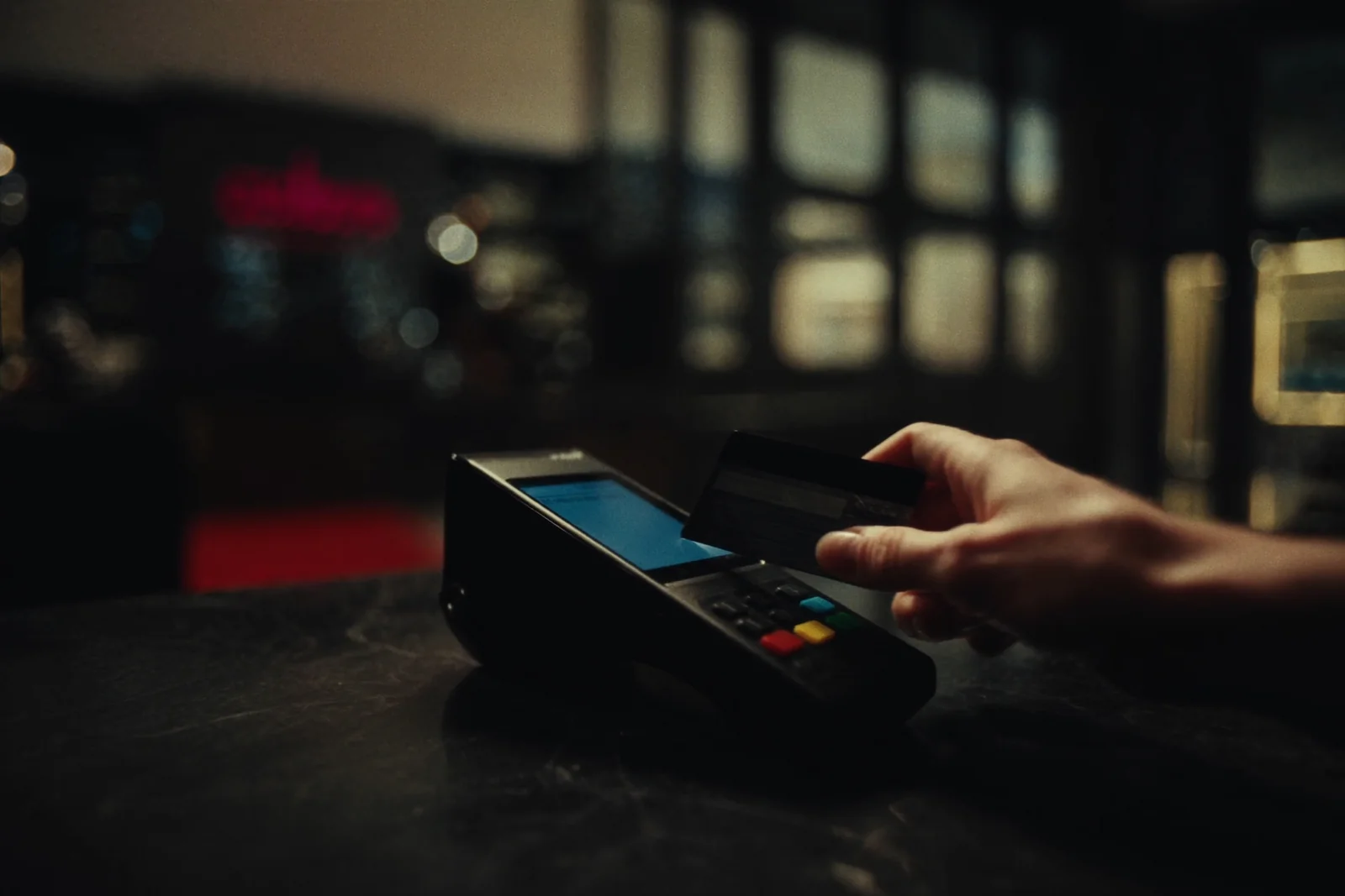 Pagamento por aproximação com cartão no balcão do caixa